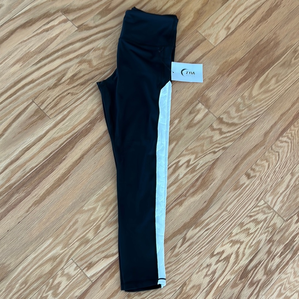 Zyia White Leopard Strip light n tight size 6-8